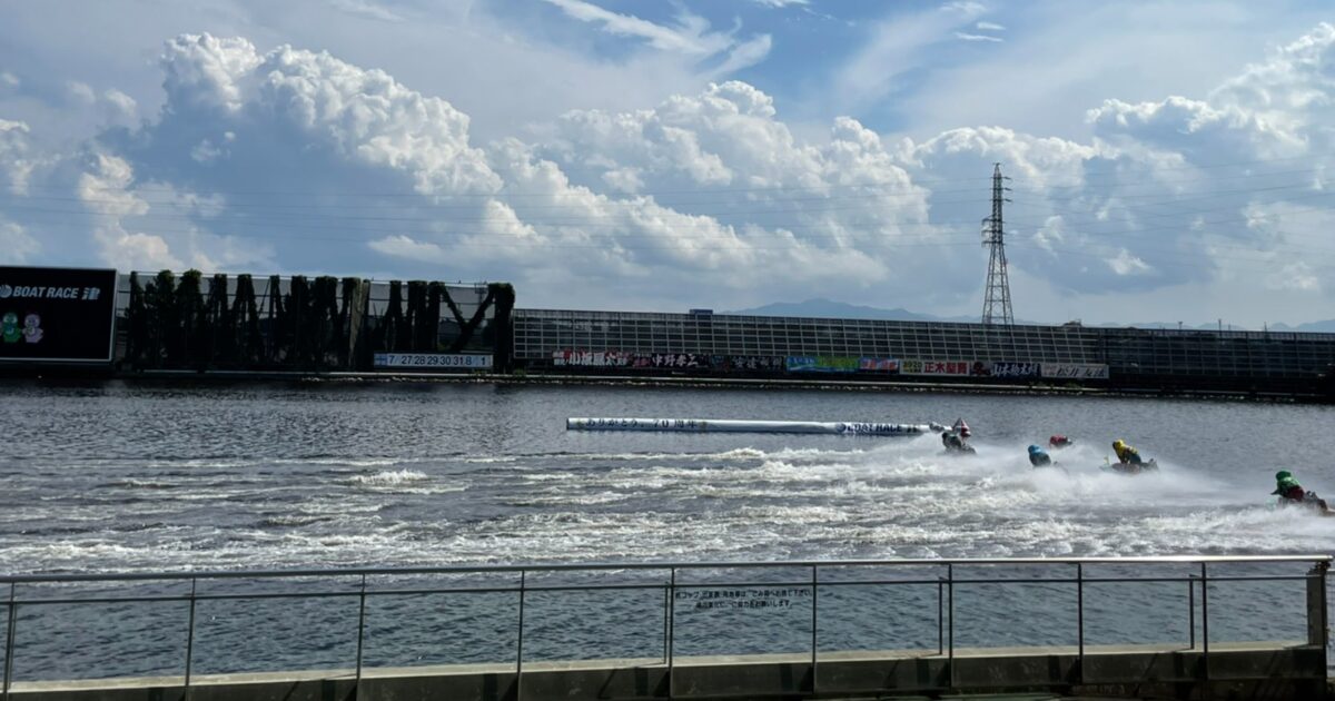 ボートレース場の競走水面を走るレース艇群