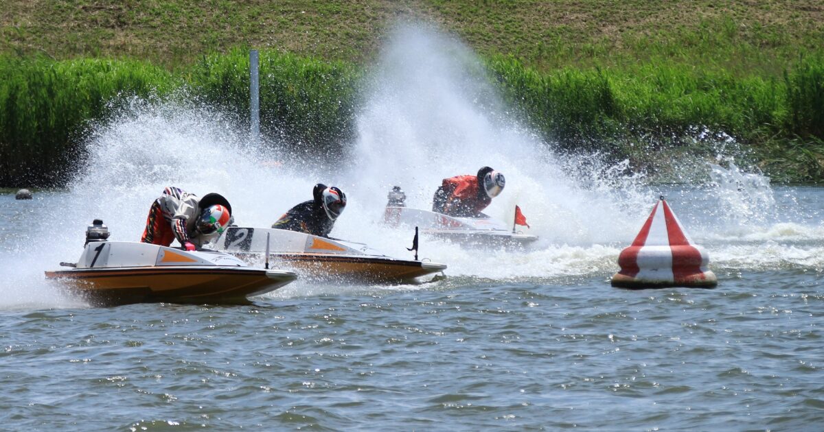 ボートレースのターンマークで激しく競り合う競走艇