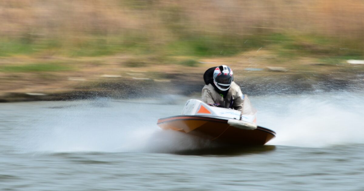 ボートレースで水しぶきを上げて疾走する競走艇
