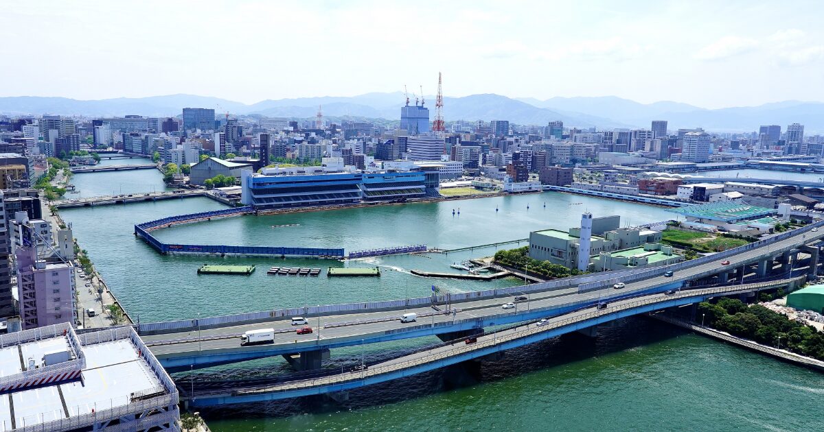 ボートレース場と都市景観を望む競走水面の全景